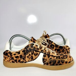 Wild Pair Women's Size 11M Chargee lace-up Sneakers.